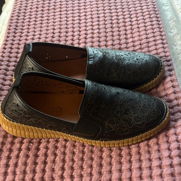 Size 6 Black womens Springstep slip in shoes with Floral Design. Like new - Picture 2 of 5